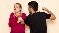 Житель Корсакова регулярно избивал табуреткой сожительницу и кидался с ножом на любовницу