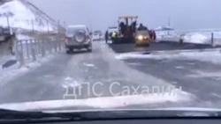 Укладку асфальта в метель в Невельском районе прокомментировали в минтрансе Сахалина