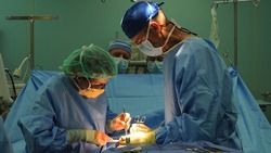 Минздрав приказал вернуть на работу хирурга, который прооперирует сахалинских близнецов