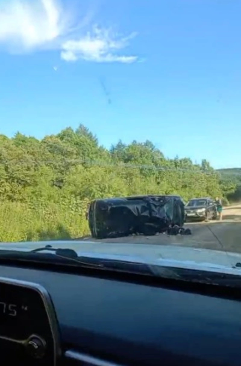 Микроавтобус перевернулся на бок после ДТП на юге Сахалина