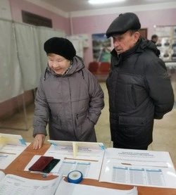 Пожилые супруги посетили избирательный участок в Красногорске, чтобы проголосовать за мирную жизнь