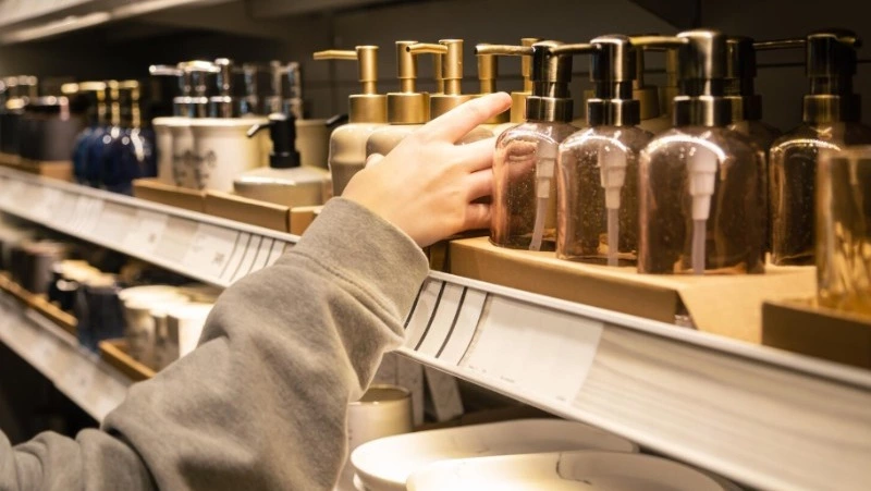 Мужчина попытался украсть парфюм, но попался полицейским в Южно-Сахалинске