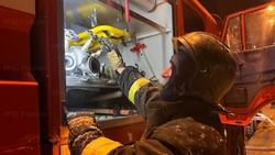 Житель Макарова пострадал в ходе пожара в пятиэтажке вечером 4 апреля
