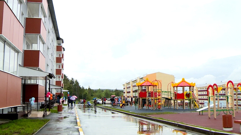 В Долинске жильцов аварийного дома переселили в новую пятиэтажку