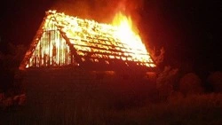 Ночью в Южно-Сахалинске тушили заброшенный дом