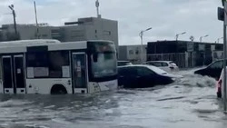 Реки разлились на дорогах Южно-Сахалинска из-за мощного ливня: ВИДЕО