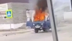 «Открытым пламенем!»: отечественный уазик сгорел на окраине Охи