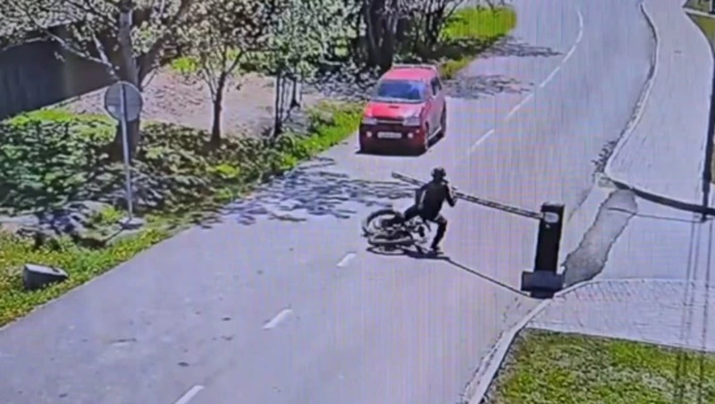 Велосипедист врезался в шлагбаум и уехал с места происшествия в Корсаковском парке