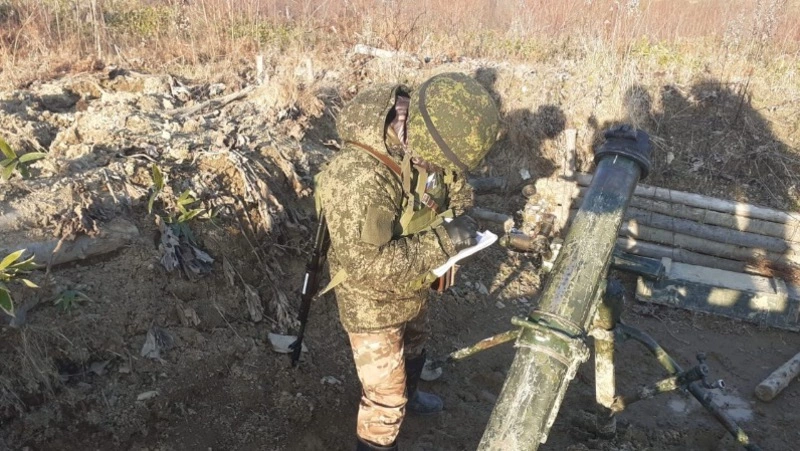 Военнослужащие на Сахалине освоили стрельбу из крупнокалиберного миномета