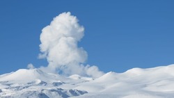 Вулкан Эбеко на Курилах выбросил столб пепла на высоту до 1,8 км 