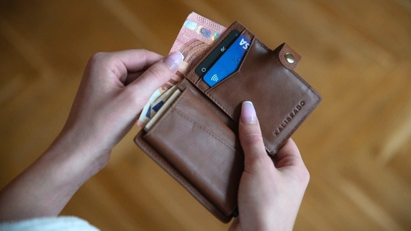 На зарплату в конверте и уход от налогов согласны 40% жителей Южно-Сахалинска