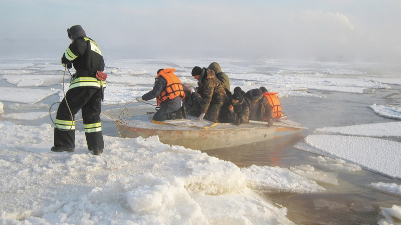 На Сахалине так и не решились штрафовать рыбаков, выходящих на лед