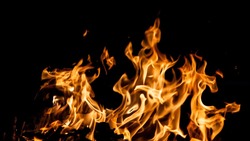 Пожар посреди ночи разгорелся в заброшенном доме в Тымовском