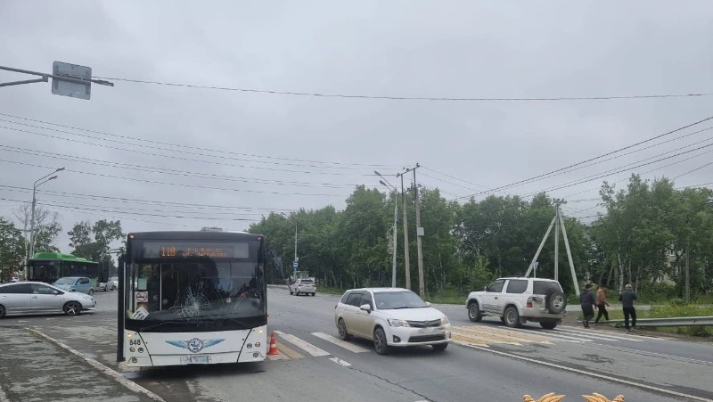 Автобус сбил женщину на пешеходном переходе в Южно-Сахалинске