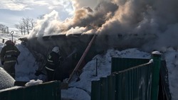 Восемь человек тушили горящую хозпостройку в Долинске