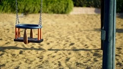 Детскую площадку на юге Сахалина, где пострадал подросток, проверяют мэрия и прокуратура