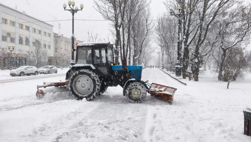 Более 60 единиц техники вышло на расчистку улиц Южно-Сахалинска 