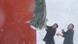Ветер в Южно-Сахалинске болтал огромный баннер как тряпочку