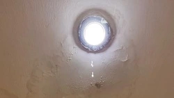 Вода с крыши через потолок протекла в квартиру одного из домов в Южно-Сахалинске 