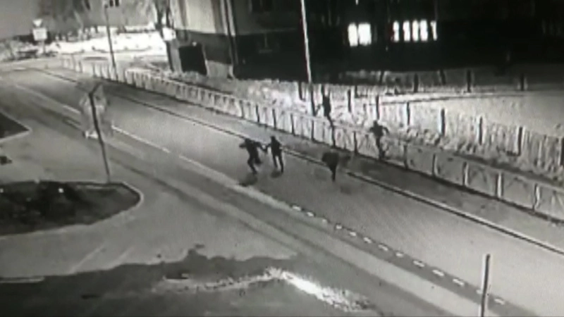 Как мародеры в военное время: подростки в Охе от безделья крушат стекла в торговых центрах