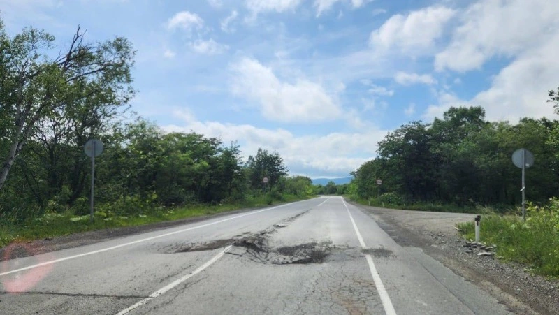 Ямы на дороге Долинск — Быков отремонтируют за сутки