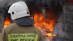 Пожарные эвакуировали четверых человек из горящего дома в центре Южно-Сахалинска