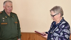 Маме погибшего на СВО бойца вручили орден Мужества в Макарове