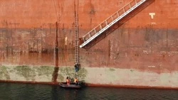 Водолазы начали обследование севшего на мель у Сахалина китайского сухогруза AN YANG 2