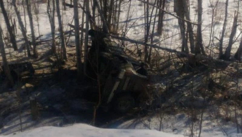 Внедорожник слетел с трассы в центре Сахалина