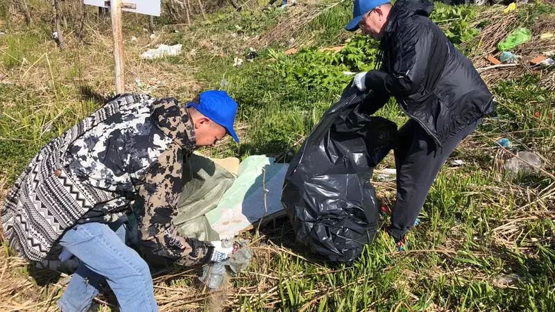 Туристический маршрут в Корсаковском районе привели в порядок в рамках субботника