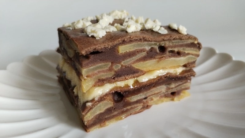 Шоколадно-яблочное пирожное