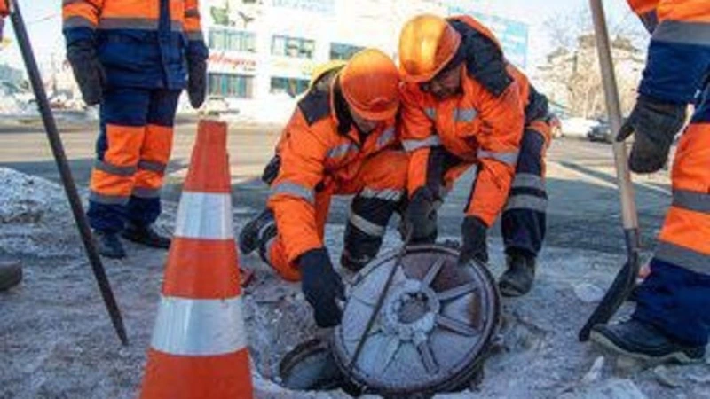 На дорогах Южно-Сахалинска заменили 120 крышек канализационных люков