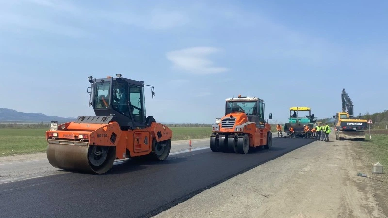 На автодороге между Южно-Сахалинском и Долинском стартовал карточный ремонт