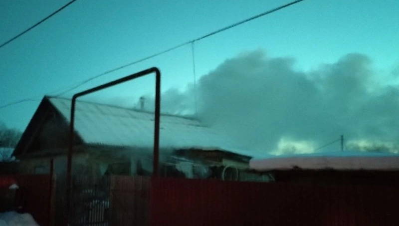 Четырнадцать спасателей тушили дом в Смирных, где нашли труп мужчины