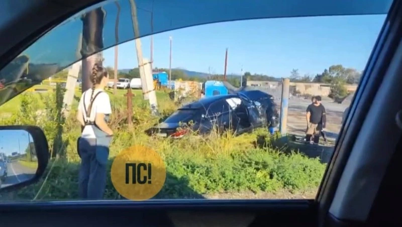 Легковой автомобиль съехал в канаву в Аниве 