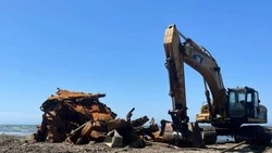 Бухту Лососей на Сахалине очистят от 5 затонувших судов до конца 2025 года