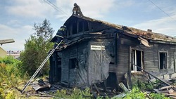 Пылающий дом на улице Фабричной в Южно-Сахалинске потушили