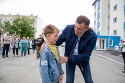 Ключи от 55 новых квартир получили жители Долинска — их поздравил губернатор