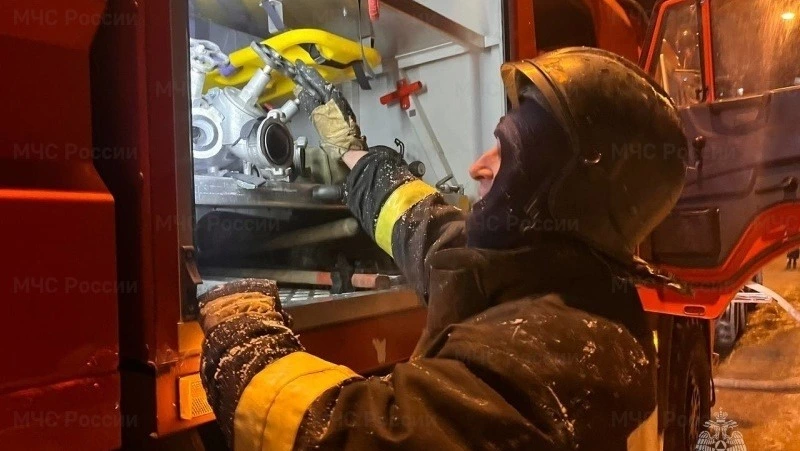 Огонь охватил хозпостройки в Томаринском районе ночью 3 февраля