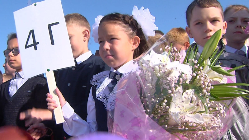 Лимаренко поздравил долинцев с открытием новой школы