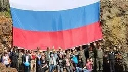 На Итурупе День флага отметили в удивительном по красоте месте