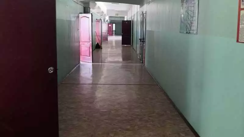 В школе Долинска потоп. Учителя успевают сушить книги