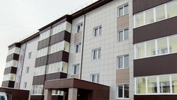 Более 20 семей переехали из аварийных домов в новостройку под Долинском