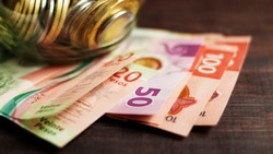 Курс евро на Московской бирже опустился ниже 99 рублей впервые за 4 месяца