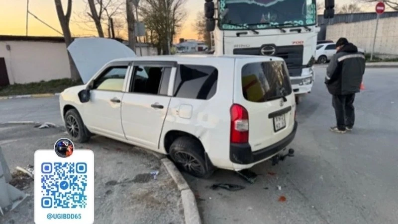 Грузовик впечатался в Toyota Probox на перекрестке в Южно-Сахалинске 