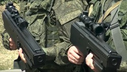 Представители бизнеса передали антидронные ружья военным на Сахалине