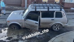 В Южно-Сахалинске внедорожник провалился в яму по вине сотрудников Росводоканала