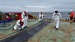 Сахалинские спасатели и газодобытчики провели совместные учения по ликвидации ЧС на морском объекте