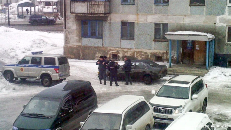 В центре Углегорска неизвестные пытались скрыться на авто от полиции