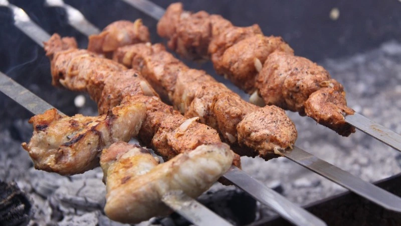 Как быстро очистить шампуры и решетку после шашлыков: популярный способ